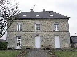 The town hall in Romazy