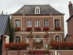 The town hall in Romescamps