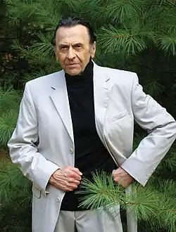 Ron Lesser posing