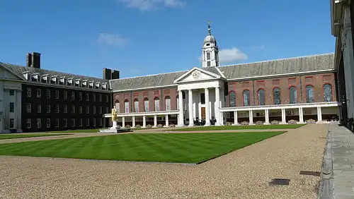 Royal Hospital Chelsea (1692) Christopher Wren, a restrained design with brick facades that resemble terraces.