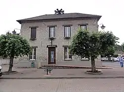 The town hall in Saclas