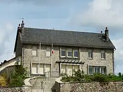 The town hall in Saint-Fréjoux