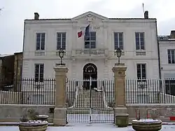 The town hall in Saint-Macaire
