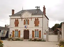The town hall in Saint-Péravy-la-Colombe
