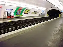 Platforms at Saint-Sulpice with a view towards Porte de Clignancourt