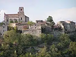 The church and surrounding buildings in Saint-Thomé