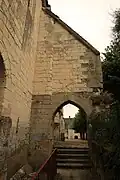 Enclosing wall (right).