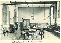 Photograph of the AAE room at the end of the 19th century: there are furniture, a piano, and a bust of Molière.