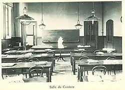 Photograph of the lycée's sewing room, with appropriate equipment.
