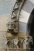 Capital derivative of the Corinthian order and lion head as impost for the moulding of the right portal arch with Acanthus leaves