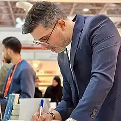 Alsanousi at a book signing