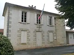 The town hall in Saugon