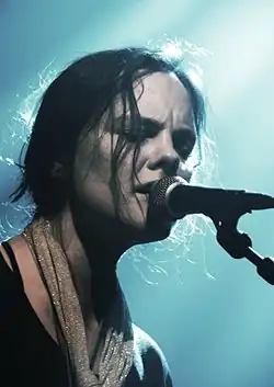 Niblett performing in 2008