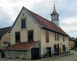 The town hall and school in Semondans