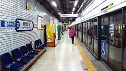 Full-height platform screen doors at Jongno 5-ga Station, Seoul metro (Seoul Subway Line 1)