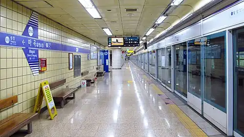 Full-height platform screen doors at Magok Station, Seoul metro (Seoul Subway Line 5)