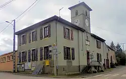 The town hall and school in Seranville