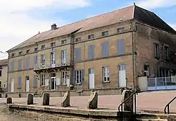 The town hall in Serqueux