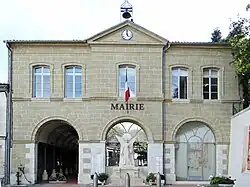 The town hall in Seyches