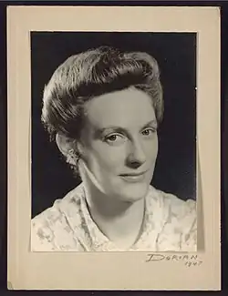 Shirley Andrews facing right and looking at the camera in 1947.