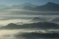 Foto in mist of Shuishalian in Yuchi Township, Nantou County, Taiwan.