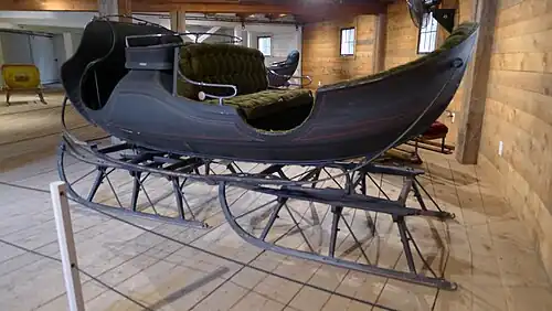 6-person sleigh on two sets of bobs, calling this a bob-sled