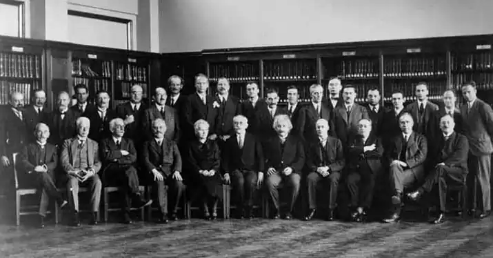 Sixth Conference, 1930. 1st row: Th. De Donder, P. Zeeman, P. Weiss, A. Sommerfeld, M. Skłodowska-Curie, P. Langevin, A. Einstein, O. Richardson, B. Cabrera, N. Bohr, W. J. De Haas; 2nd row: E. Herzen, E. Henriot, J. Verschaffelt, C. Manneback, A. Cotton, J. Errera, O. Stern, A. Piccard, W. Gerlach, C. Darwin, P. A. M. Dirac, H. Bauer, P. Kapitsa, L. Brillouin, H. A. Kramers, P. Debye, W. Pauli, J. Dorfman (ru), J. H. Van Vleck, E. Fermi, W. Heisenberg[14]