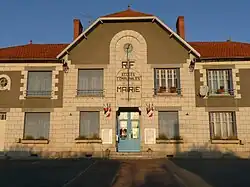 The town hall in Saint-Dizant-du-Gua