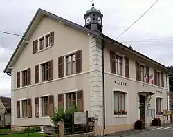 The town hall and school in Storckensohn