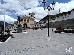 Vista de la plaza Mayor Santa Barbara en Surimana con fondo del Templo de Nuestra Señora de la Purificación.