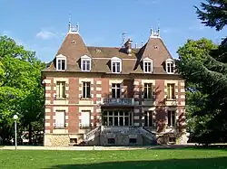 The town hall of Survilliers