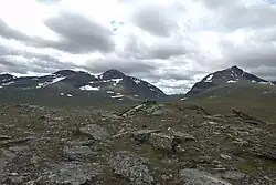 Photo du massif de Norra Storfjället en été.