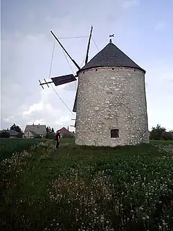 A windmill in Tés