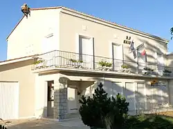 The town hall in Talais