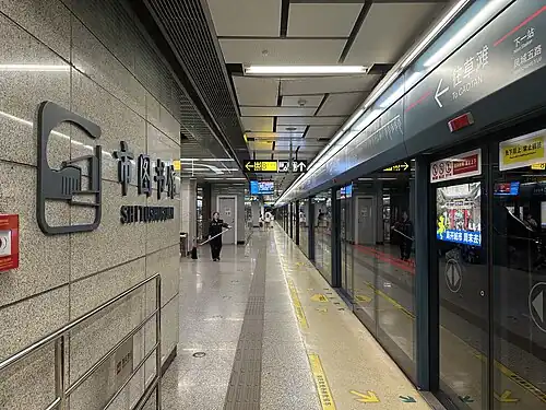 This is the Line 2 platform of Qingshaonianzhongxin station of of Xi'an Metro on May 2025.
