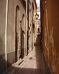 The sun reaches the alley for a short moment daily.