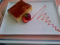 Trileçe cake with strawberries and sweet sauce