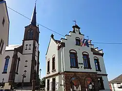 The church and town hall in Uhlwiller