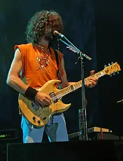 Antón with Extremoduro at the Palacio de los Deportes de Madrid in 2008
