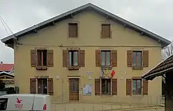 The town hall and school in Vallois