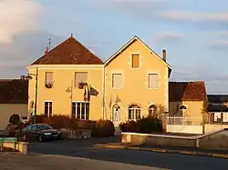 The town hall in Velles