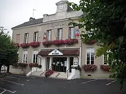 The town hall in Verneuil