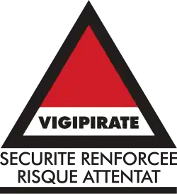 Vigipirate triangle with "Sécurité Renforcée Risque Attentat" in black font