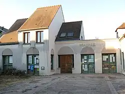 The town hall in Villeneuve-sur-Auvers