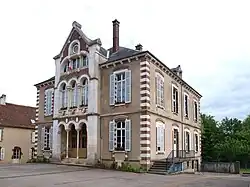 The town hall in Villiers-Saint-Benoît