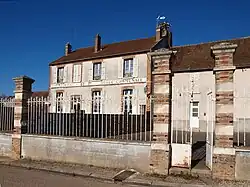 The town hall and school in Vinneuf