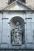 Detail of the entrance