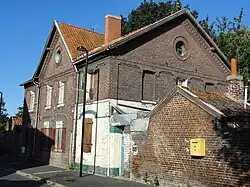 Houses near the entrance to the pit.