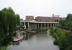 Karl Heine Canal with the Stelzenhaus.