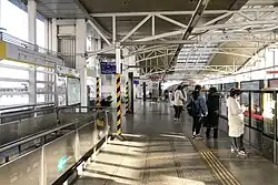 Line 13 westbound platform (February 2021)